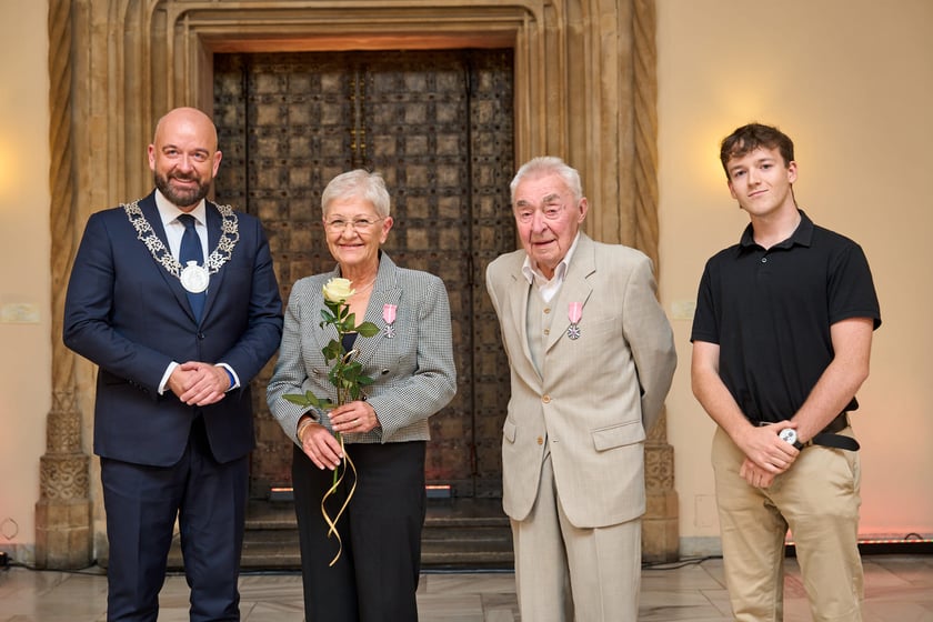 Pary małżeńskie z długoletnim stażem uhonorowane odznaczeniami, uroczystość we wrocławskim ratuszu.