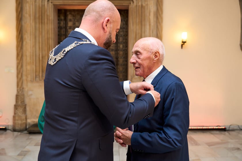 Pary małżeńskie z długoletnim stażem uhonorowane odznaczeniami, uroczystość we wrocławskim ratuszu.