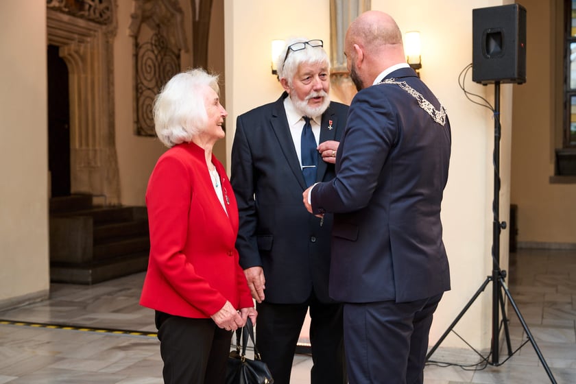 Pary małżeńskie z długoletnim stażem uhonorowane odznaczeniami, uroczystość we wrocławskim ratuszu.