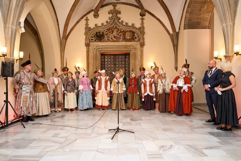 Pary małżeńskie z długoletnim stażem uhonorowane odznaczeniami, uroczystość we wrocławskim ratuszu.