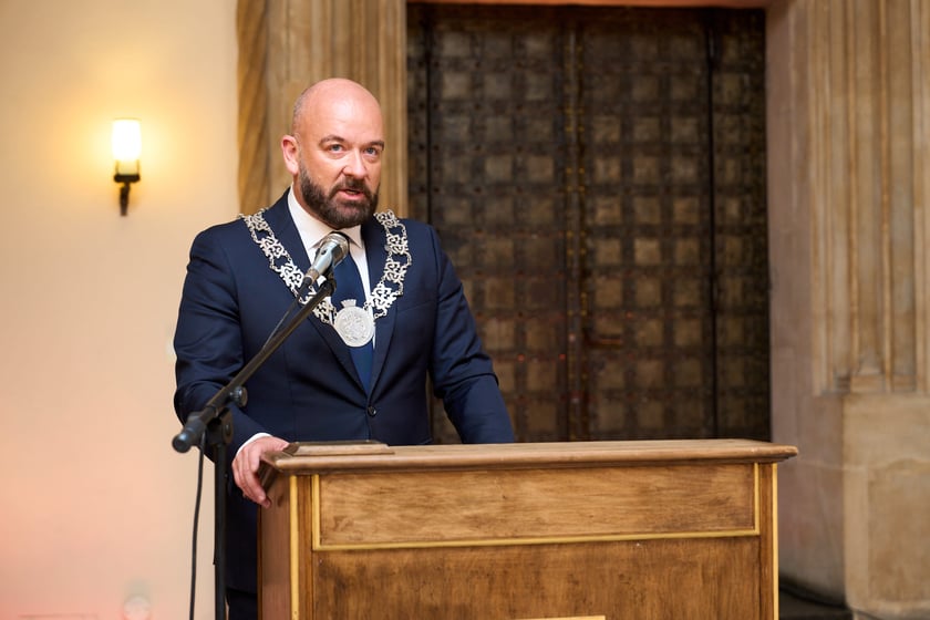 Pary małżeńskie z długoletnim stażem uhonorowane odznaczeniami, uroczystość we wrocławskim ratuszu.