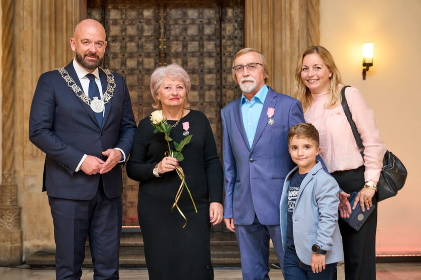 Pary małżeńskie z długoletnim stażem uhonorowane odznaczeniami, uroczystość we wrocławskim ratuszu.