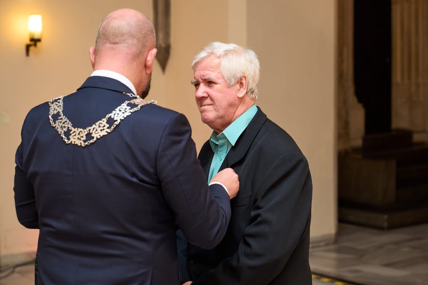 Pary małżeńskie z długoletnim stażem uhonorowane odznaczeniami, uroczystość we wrocławskim ratuszu.