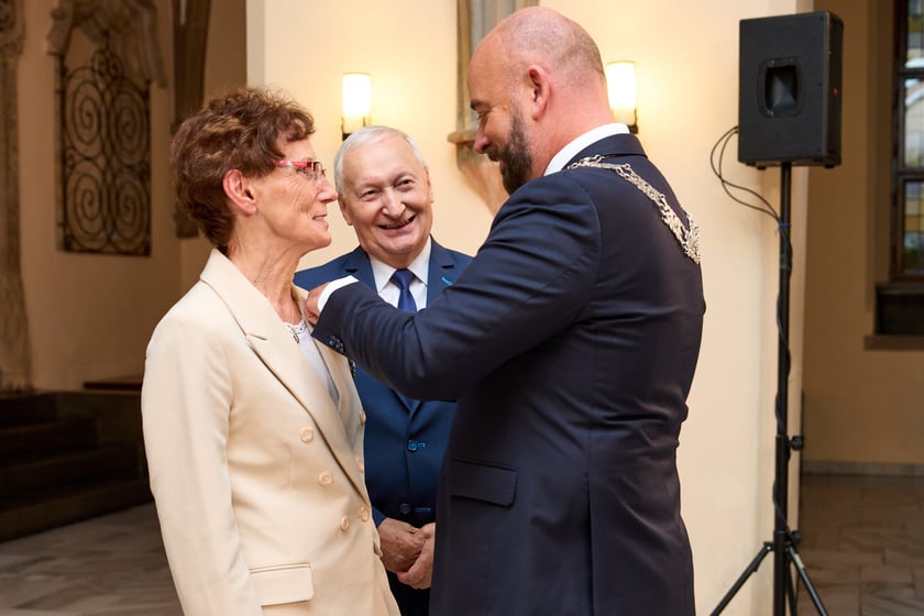 Pary małżeńskie z długoletnim stażem uhonorowane odznaczeniami, uroczystość we wrocławskim ratuszu.