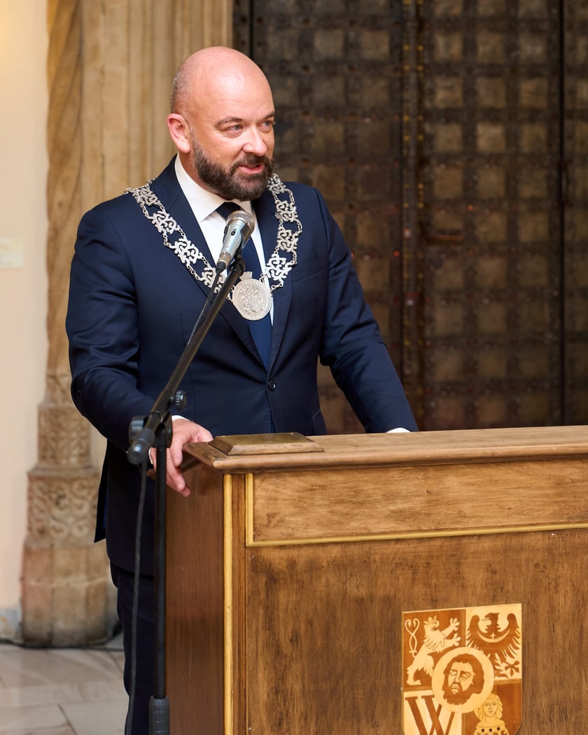 Pary małżeńskie z długoletnim stażem uhonorowane odznaczeniami, uroczystość we wrocławskim ratuszu.