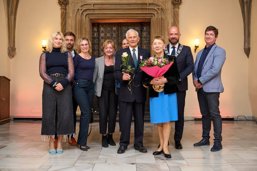 Pary małżeńskie z długoletnim stażem uhonorowane odznaczeniami, uroczystość we wrocławskim ratuszu.