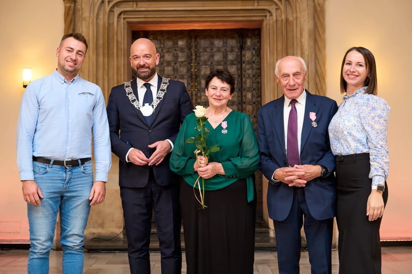 Pary małżeńskie z długoletnim stażem uhonorowane odznaczeniami, uroczystość we wrocławskim ratuszu.