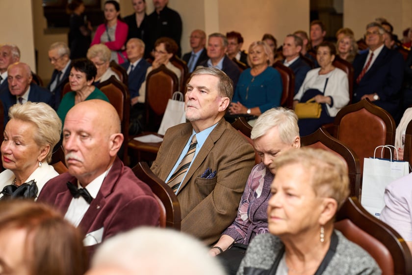 Pary małżeńskie z długoletnim stażem uhonorowane odznaczeniami, uroczystość we wrocławskim ratuszu.
