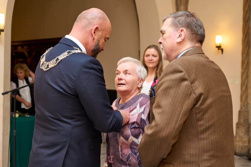 Pary małżeńskie z długoletnim stażem uhonorowane odznaczeniami, uroczystość we wrocławskim ratuszu.