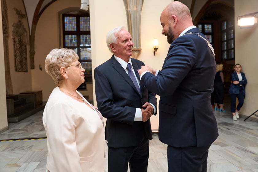 Pary małżeńskie z długoletnim stażem uhonorowane odznaczeniami, uroczystość we wrocławskim ratuszu.