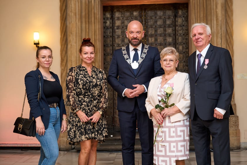 Pary małżeńskie z długoletnim stażem uhonorowane odznaczeniami, uroczystość we wrocławskim ratuszu.