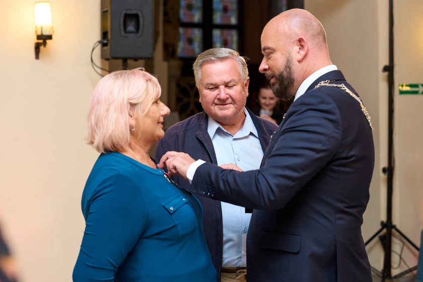 Pary małżeńskie z długoletnim stażem uhonorowane odznaczeniami, uroczystość we wrocławskim ratuszu.