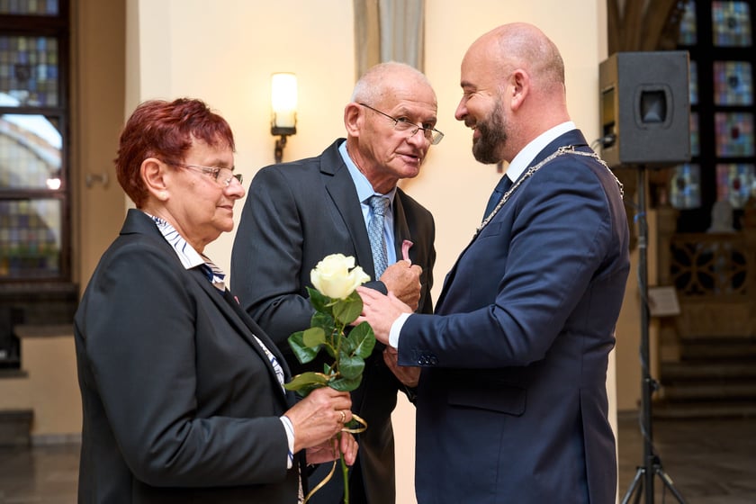 Pary małżeńskie z długoletnim stażem uhonorowane odznaczeniami, uroczystość we wrocławskim ratuszu.