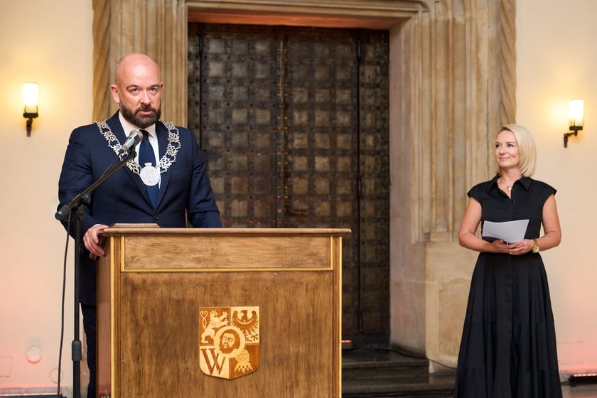 Pary małżeńskie z długoletnim stażem uhonorowane odznaczeniami, uroczystość we wrocławskim ratuszu.