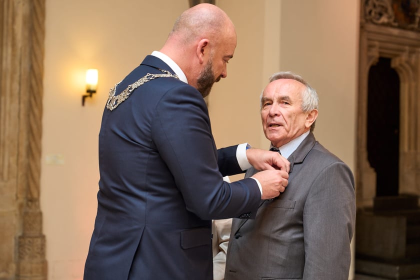 Pary małżeńskie z długoletnim stażem uhonorowane odznaczeniami, uroczystość we wrocławskim ratuszu.