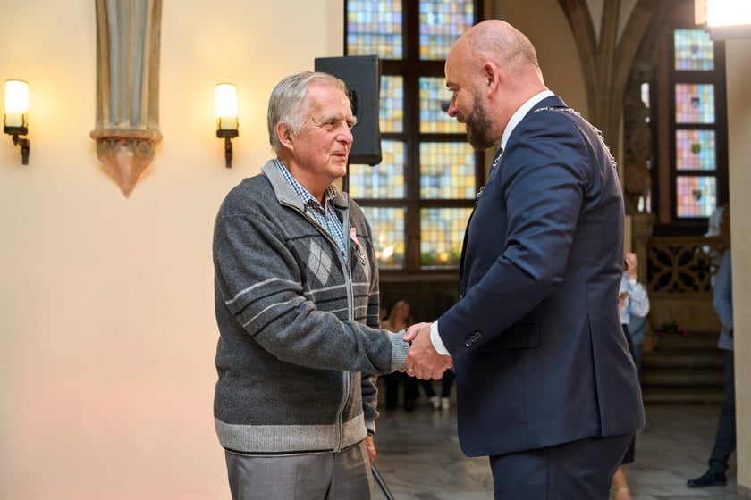 Pary małżeńskie z długoletnim stażem uhonorowane odznaczeniami, uroczystość we wrocławskim ratuszu.