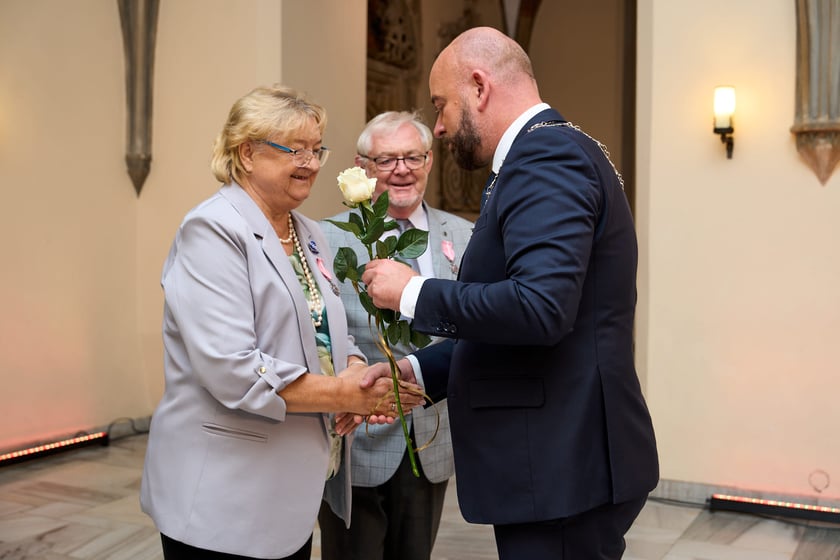 Pary małżeńskie z długoletnim stażem uhonorowane odznaczeniami, uroczystość we wrocławskim ratuszu.