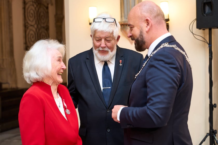 Pary małżeńskie z długoletnim stażem uhonorowane odznaczeniami, uroczystość we wrocławskim ratuszu.