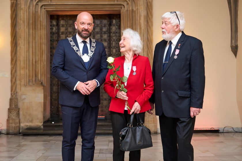 Pary małżeńskie z długoletnim stażem uhonorowane odznaczeniami, uroczystość we wrocławskim ratuszu.