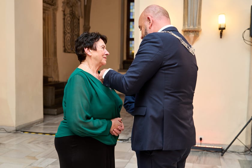 Pary małżeńskie z długoletnim stażem uhonorowane odznaczeniami, uroczystość we wrocławskim ratuszu.