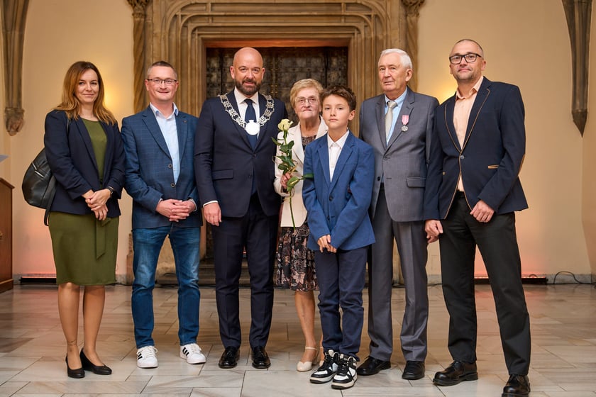 Pary małżeńskie z długoletnim stażem uhonorowane odznaczeniami, uroczystość we wrocławskim ratuszu.