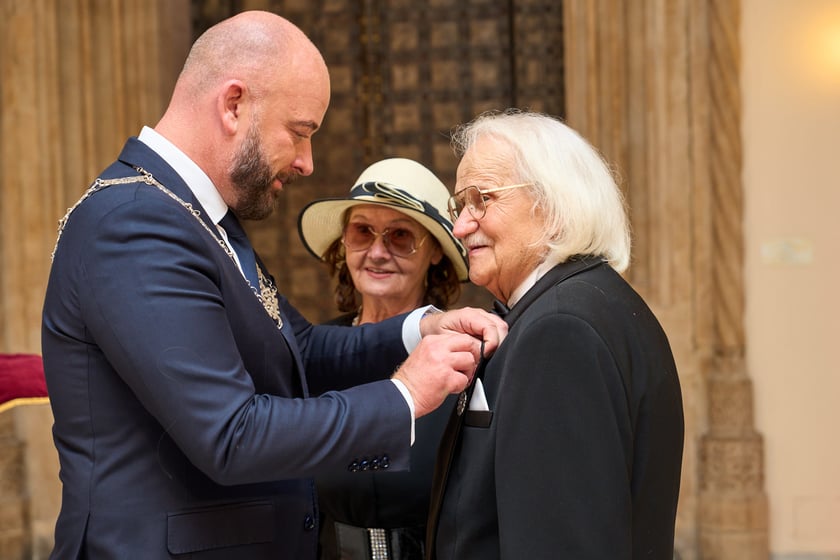 Pary małżeńskie z długoletnim stażem uhonorowane odznaczeniami, uroczystość we wrocławskim ratuszu.