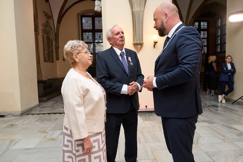 Pary małżeńskie z długoletnim stażem uhonorowane odznaczeniami, uroczystość we wrocławskim ratuszu.