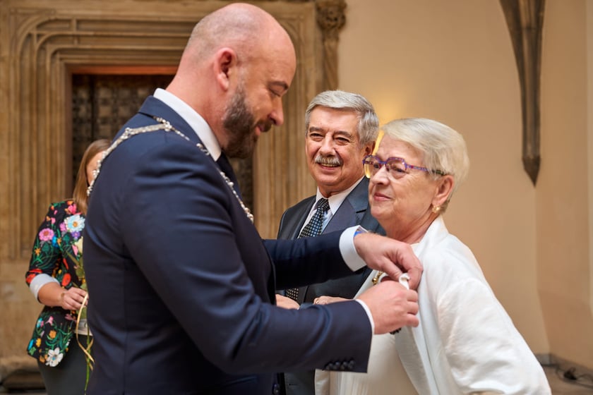 Pary małżeńskie z długoletnim stażem uhonorowane odznaczeniami, uroczystość we wrocławskim ratuszu.