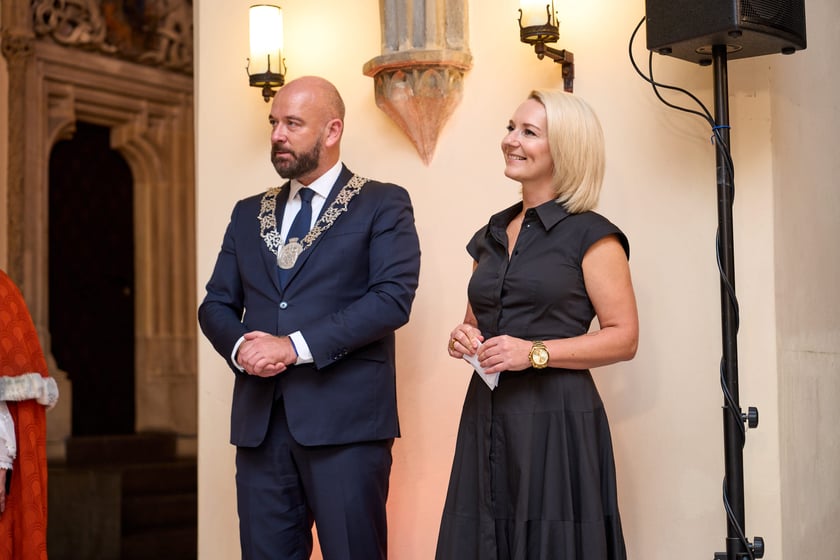 Pary małżeńskie z długoletnim stażem uhonorowane odznaczeniami, uroczystość we wrocławskim ratuszu.