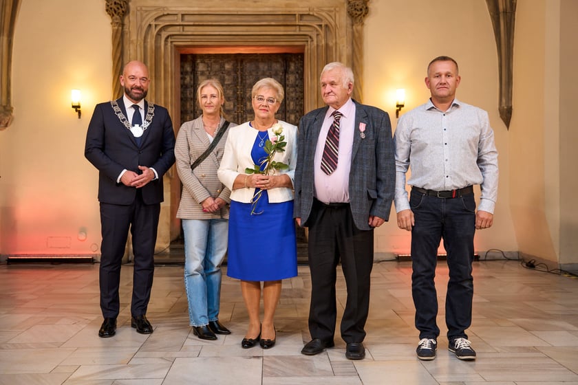 Pary małżeńskie z długoletnim stażem uhonorowane odznaczeniami, uroczystość we wrocławskim ratuszu.