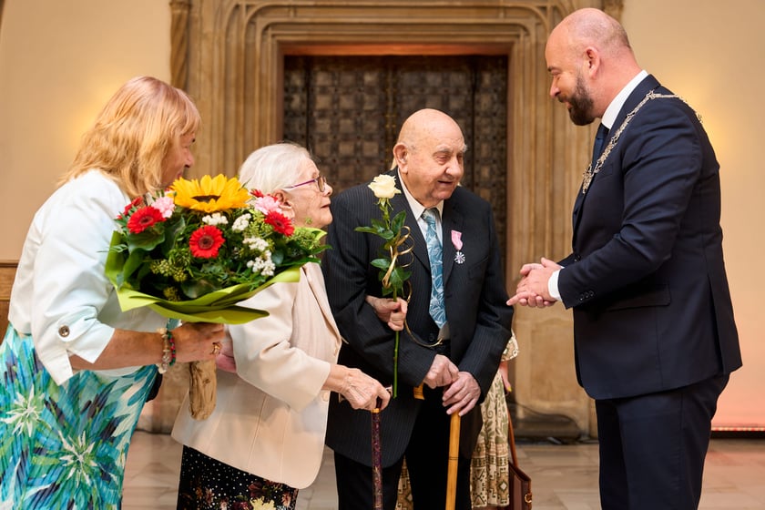 Pary małżeńskie z długoletnim stażem uhonorowane odznaczeniami, uroczystość we wrocławskim ratuszu.