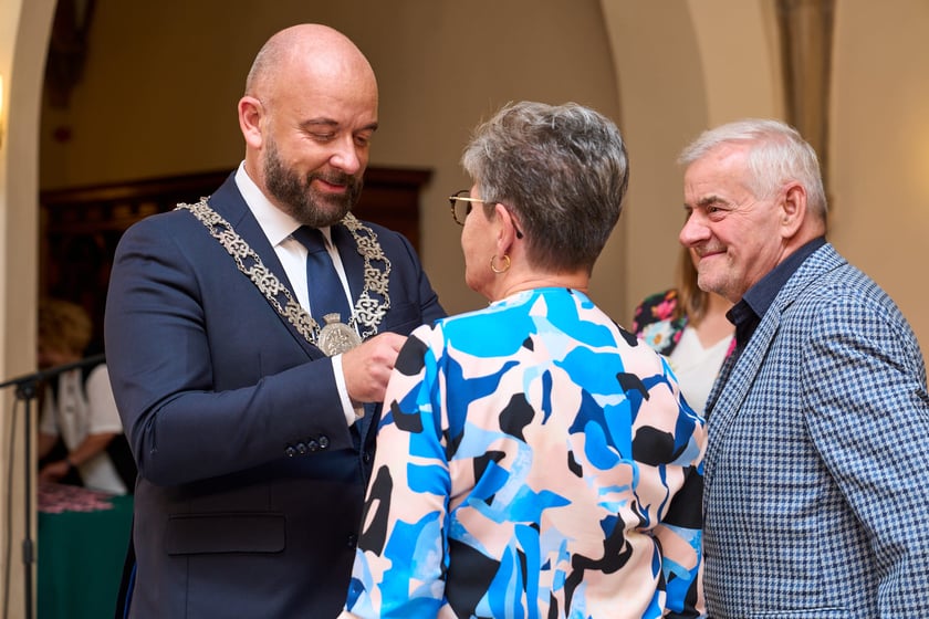 Pary małżeńskie z długoletnim stażem uhonorowane odznaczeniami, uroczystość we wrocławskim ratuszu.