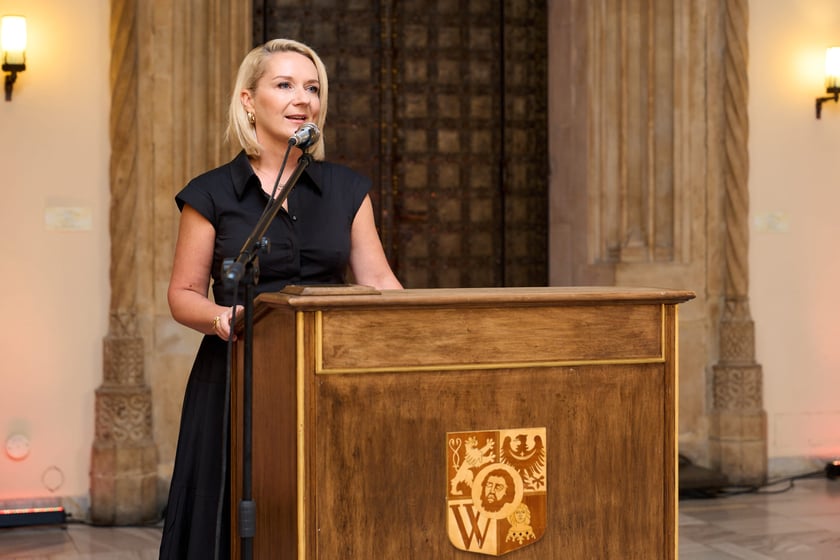 Pary małżeńskie z długoletnim stażem uhonorowane odznaczeniami, uroczystość we wrocławskim ratuszu.