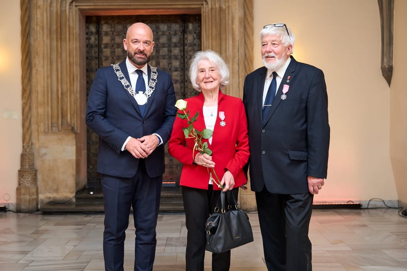 Pary małżeńskie z długoletnim stażem uhonorowane odznaczeniami, uroczystość we wrocławskim ratuszu.