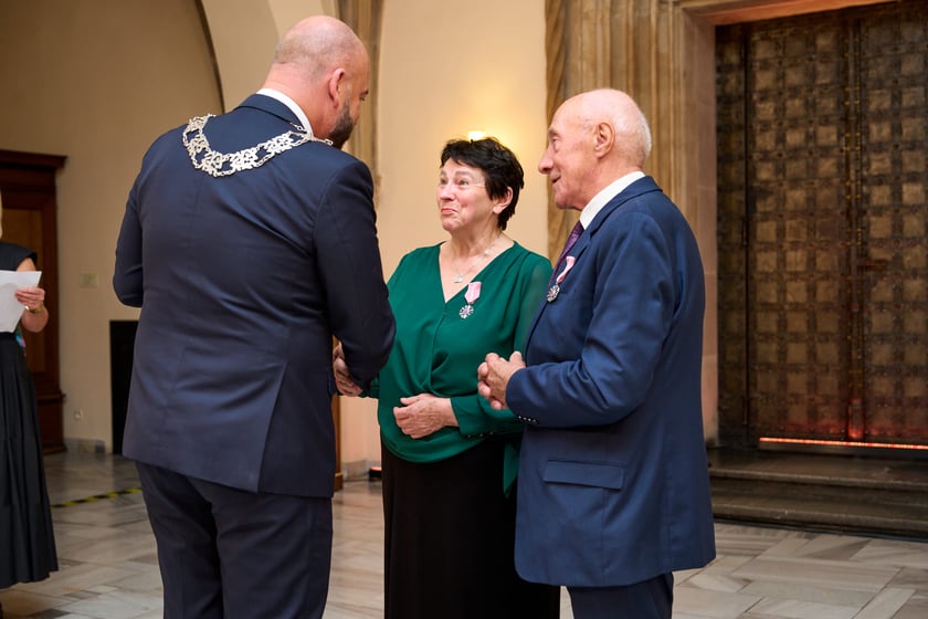 Pary małżeńskie z długoletnim stażem uhonorowane odznaczeniami, uroczystość we wrocławskim ratuszu.