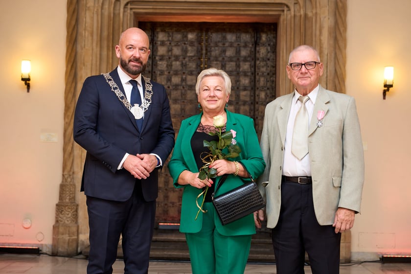 Pary małżeńskie z długoletnim stażem uhonorowane odznaczeniami, uroczystość we wrocławskim ratuszu.