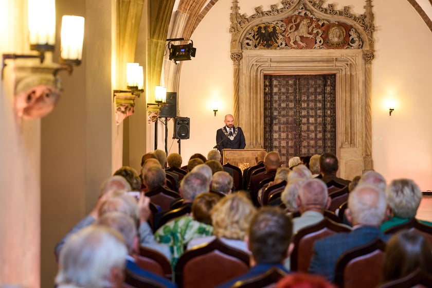 Pary małżeńskie z długoletnim stażem uhonorowane odznaczeniami, uroczystość we wrocławskim ratuszu.