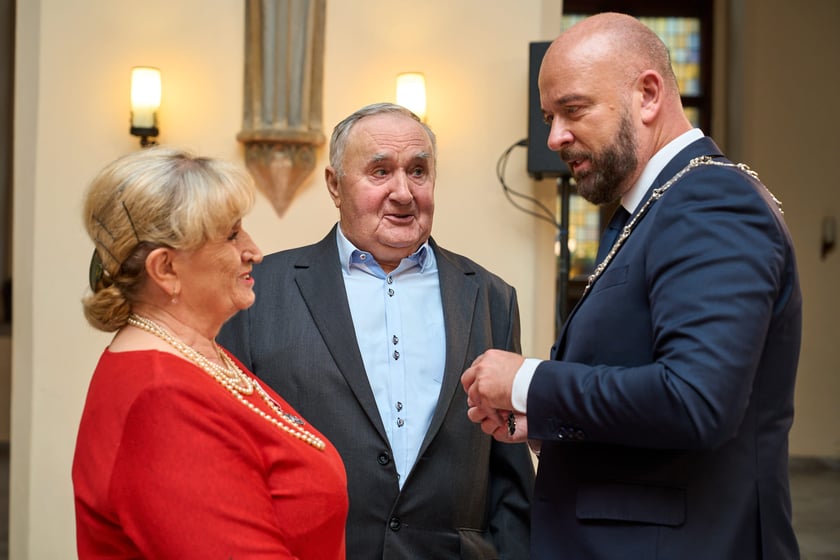 Pary małżeńskie z długoletnim stażem uhonorowane odznaczeniami, uroczystość we wrocławskim ratuszu.