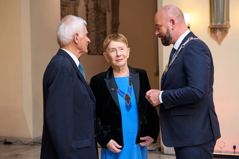 Pary małżeńskie z długoletnim stażem uhonorowane odznaczeniami, uroczystość we wrocławskim ratuszu.