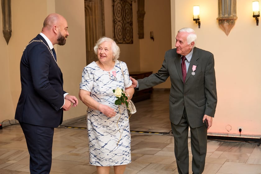 Pary małżeńskie z długoletnim stażem uhonorowane odznaczeniami, uroczystość we wrocławskim ratuszu.