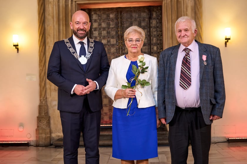 Pary małżeńskie z długoletnim stażem uhonorowane odznaczeniami, uroczystość we wrocławskim ratuszu.