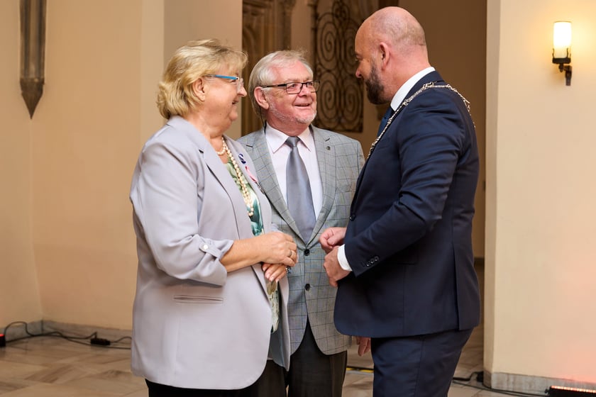 Pary małżeńskie z długoletnim stażem uhonorowane odznaczeniami, uroczystość we wrocławskim ratuszu.