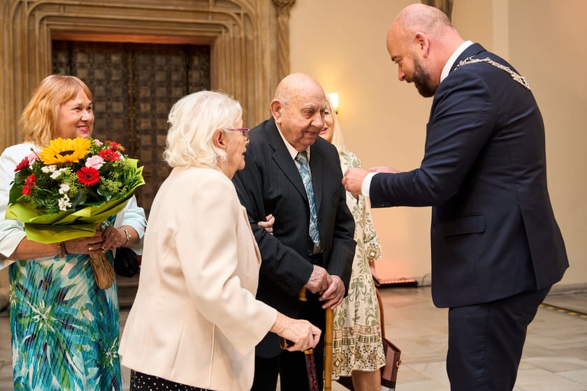 Pary małżeńskie z długoletnim stażem uhonorowane odznaczeniami, uroczystość we wrocławskim ratuszu.
