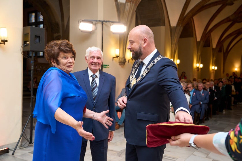 Pary małżeńskie z długoletnim stażem uhonorowane odznaczeniami, uroczystość we wrocławskim ratuszu.