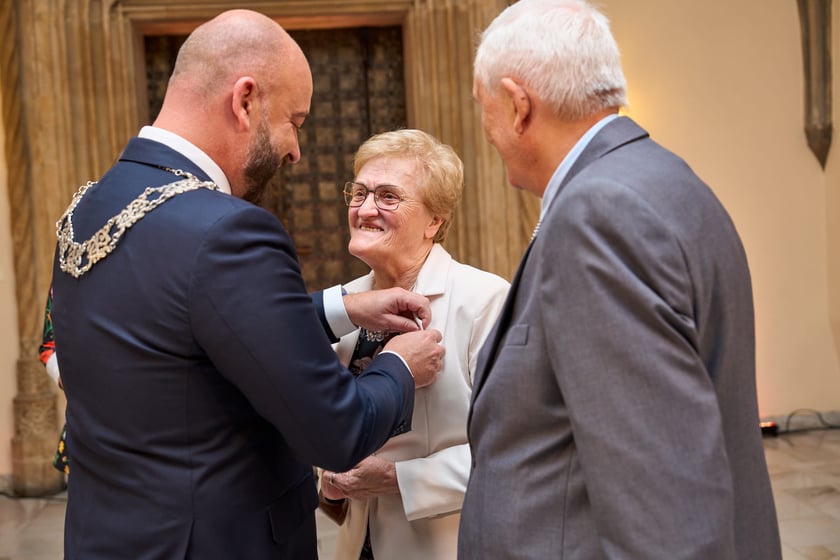 Pary małżeńskie z długoletnim stażem uhonorowane odznaczeniami, uroczystość we wrocławskim ratuszu.