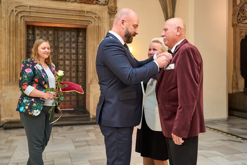 Pary małżeńskie z długoletnim stażem uhonorowane odznaczeniami, uroczystość we wrocławskim ratuszu.
