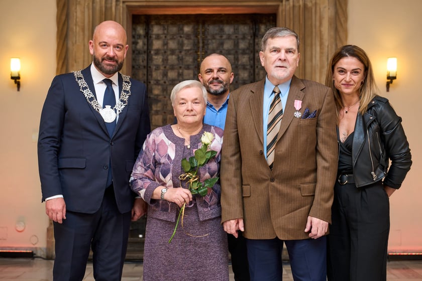 Pary małżeńskie z długoletnim stażem uhonorowane odznaczeniami, uroczystość we wrocławskim ratuszu.