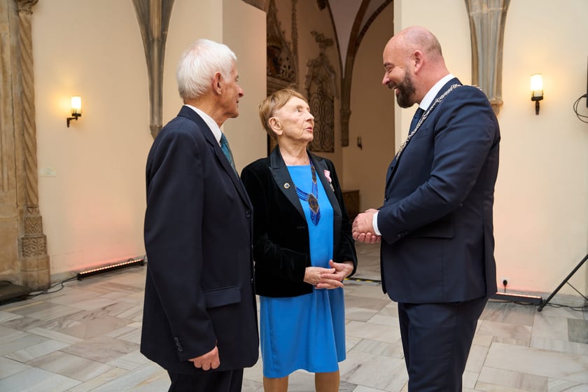 Pary małżeńskie z długoletnim stażem uhonorowane odznaczeniami, uroczystość we wrocławskim ratuszu.
