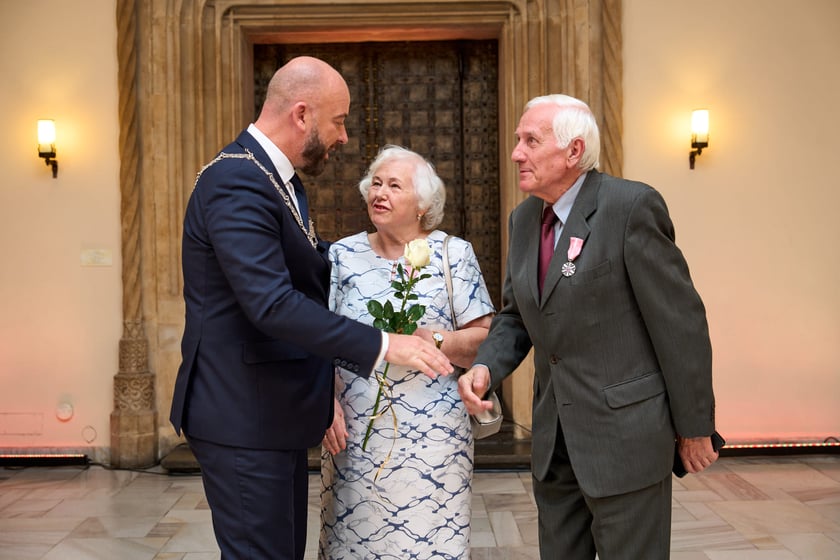 Pary małżeńskie z długoletnim stażem uhonorowane odznaczeniami, uroczystość we wrocławskim ratuszu.