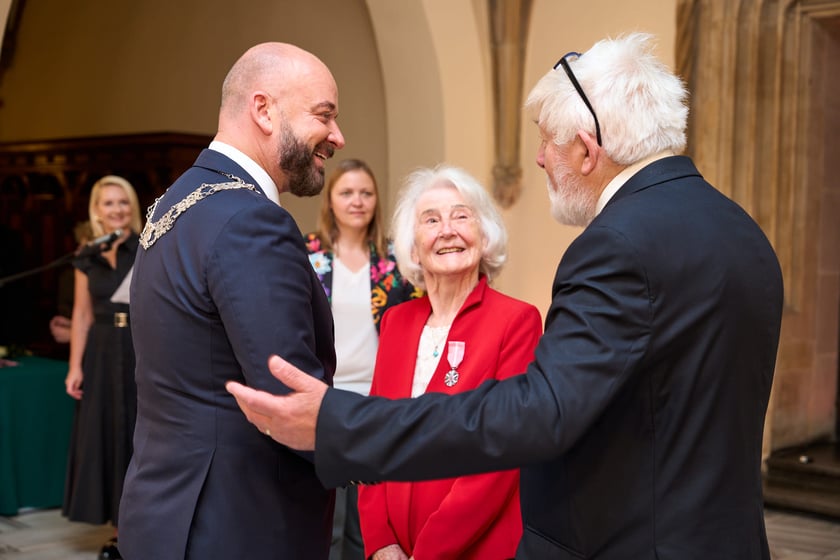 Pary małżeńskie z długoletnim stażem uhonorowane odznaczeniami, uroczystość we wrocławskim ratuszu.